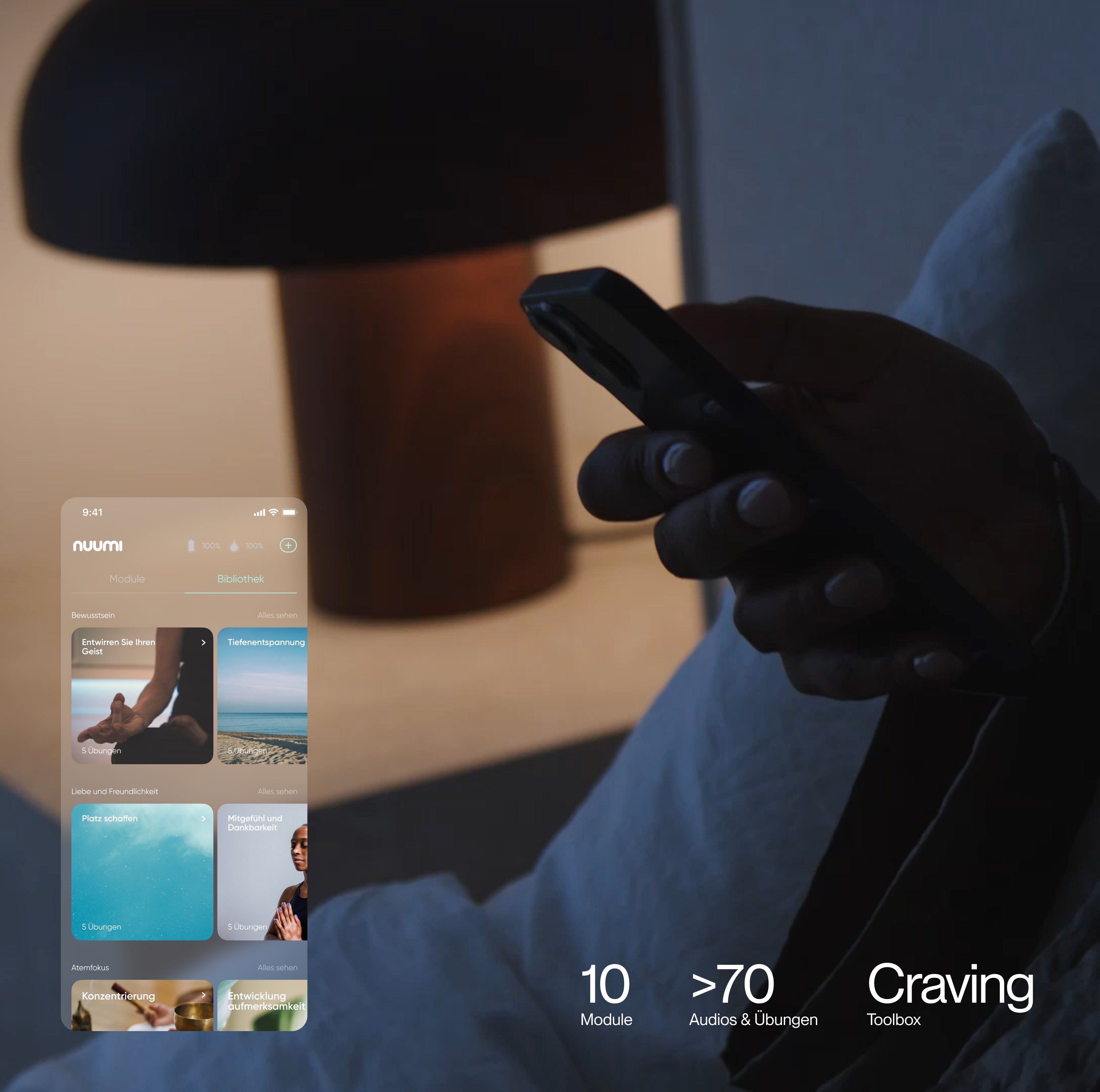 Eine Person liegt im Bett und hält ein Smartphone in der Hand, während eine Nachttischlampe ein warmes Licht spendet. Auf dem Display ist die nuumi App mit Modulen wie 'Tiefenentspannung' und 'Entwickeln Sie Ihren Geist' zu sehen. Text-Overlays heben die Inhalte hervor: 10 Module, über 70 Audios & Übungen und die Craving Toolbox